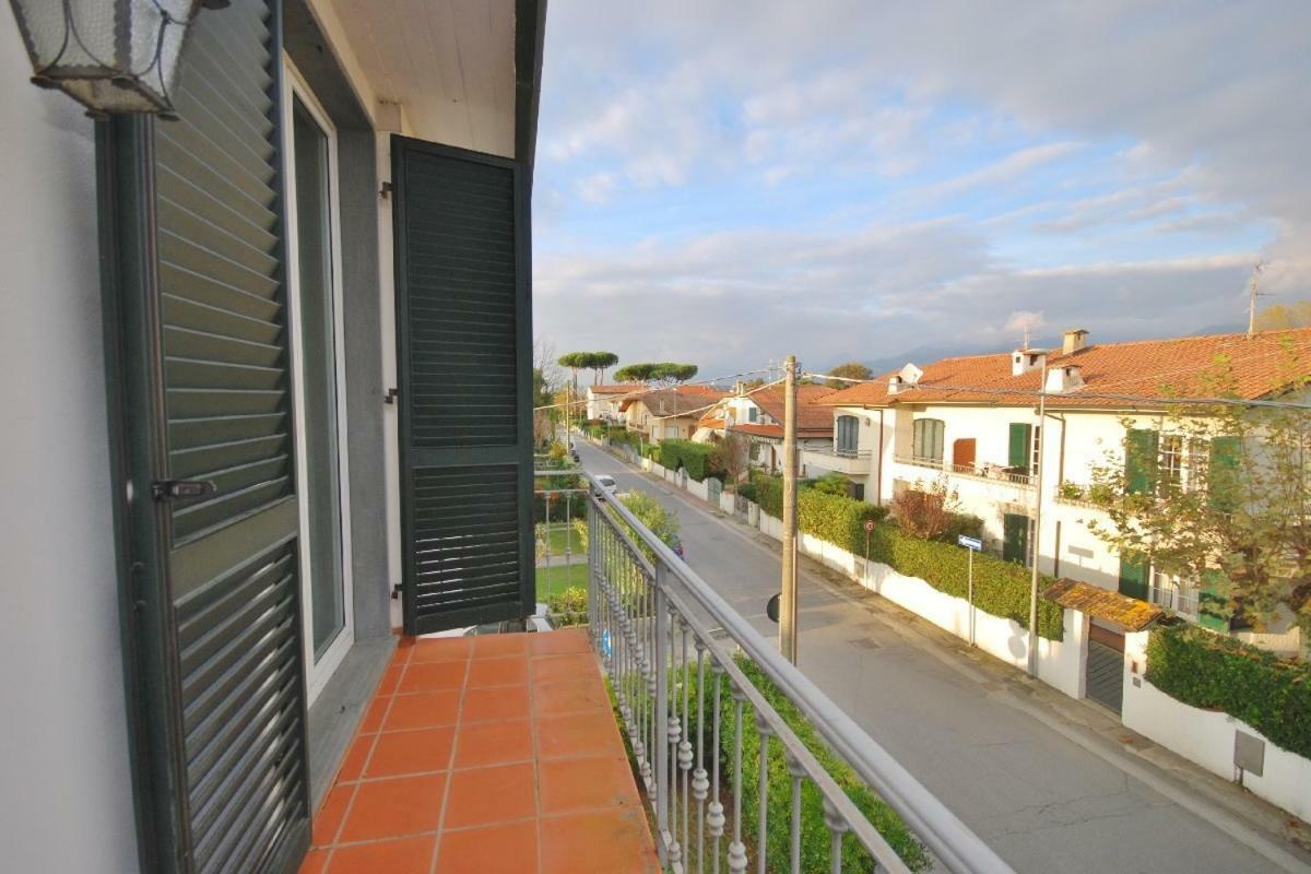Raffinato Attico Vicino Al Mare Con Solarium Lido Di Camaiore Exterior photo