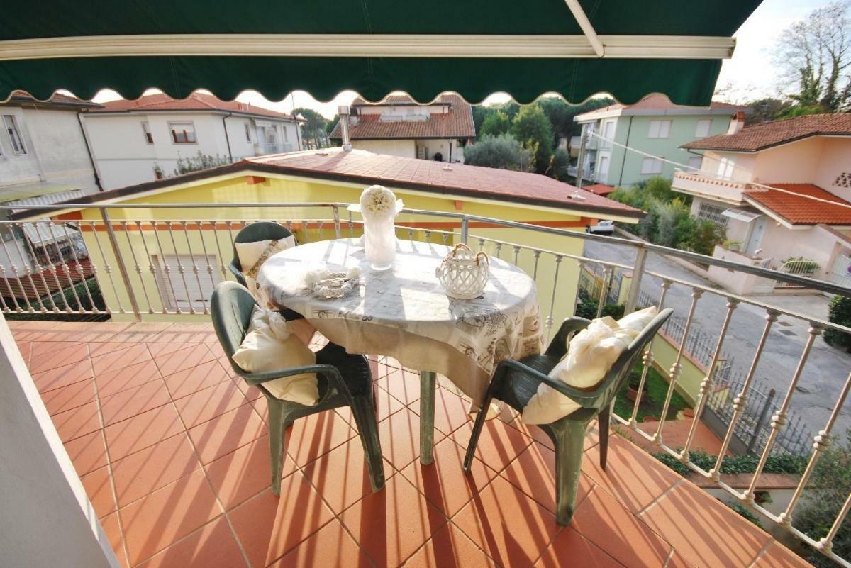 Raffinato Attico Vicino Al Mare Con Solarium Lido Di Camaiore Exterior photo